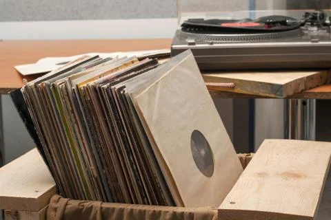 Vinyl record with copy space in front of a collection albums dummy titles Foto stock