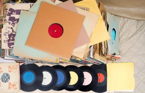 Vinyl record with copy space in front of a collection of albums dummy titles Foto stock