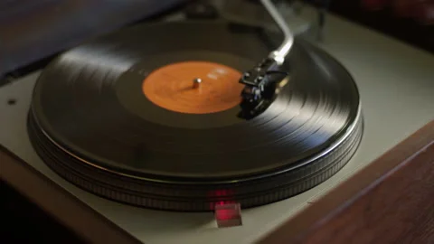 A vinyl record ends side A and gets flipped to side B 動画素材 134269821