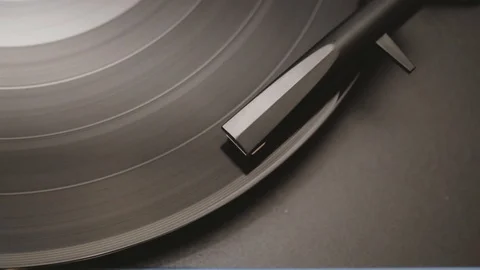 A vinyl record is played in the player Vídeos de archivo 124113771