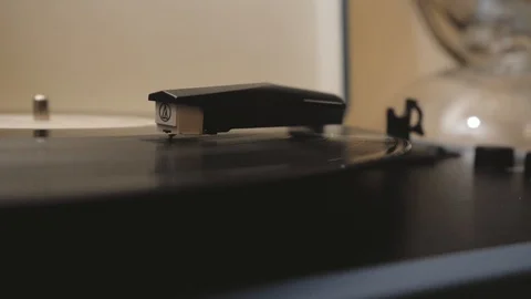 A vinyl record is played in the player Vídeos de archivo 124113888