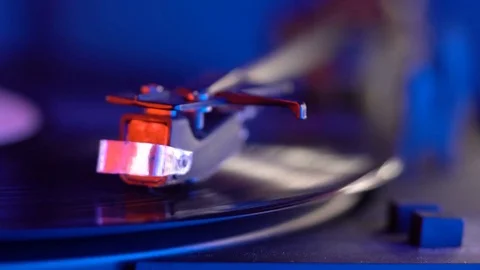 Vinyl record player, bright lights disco-bokeh. Stock-Footage 85356144