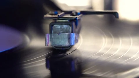 Vinyl record player, bright lights disco-bokeh. 4K Stock-Footage 85356984