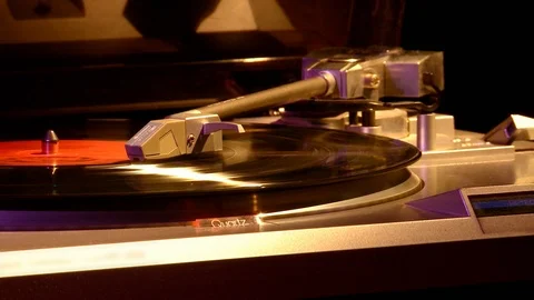 Vinyl record player Video stock 98603153