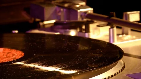 Vinyl record player Stockbeeldmateriaal 98619195