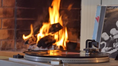 Vinyl record player with a record on the background of the fireplace. Vídeos de archivo 110691951