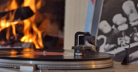 Vinyl record player with a record on the background of the fireplace. Vídeos de archivo 110691968