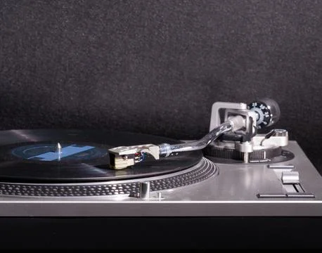 Vinyl record playing on turntable Foto stock