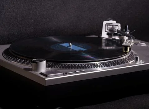 Vinyl record playing on turntable Foto stock