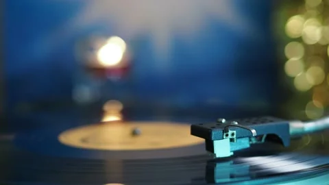 The vinyl record rotates on a festive background of flashing candle flames . Vídeos de archivo 164933105