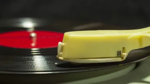 Vinyl record rotating on a old fashioned vintage turntable Video stock 161905101