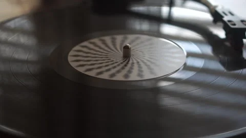 Vinyl Record Start Spinning, Placing Needle on Rotating Turntable Vidéo 346177135