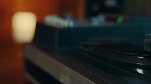 Vinyl rotating on a turntable Vidéo 74426094