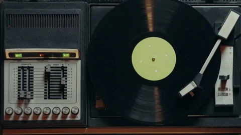Vinyl rotating on a turntable Vidéo 74428850