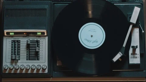Vinyl rotating on a turntable top view Vidéo 74430363
