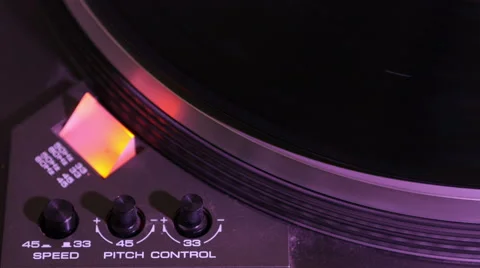 Vinyl on turnable light and knobs, purple hue 스톡 동영상 50605338