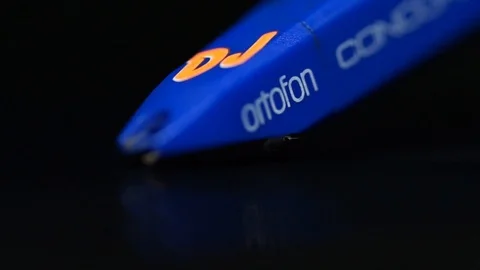 Vinyl on turntable Видео 91533604