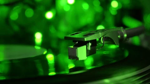 Vinyl turntable record player stylusdrop. Acid green light background. 库存影片 96383618