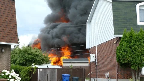 Violent home fire sends ripping flames up and smoke billowing Vidéo 97685418