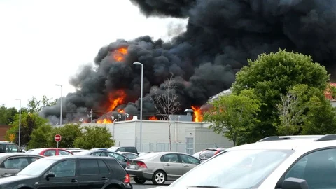 Violent massive flames rising and billowing up from industrial building roof Vidéo 97685089
