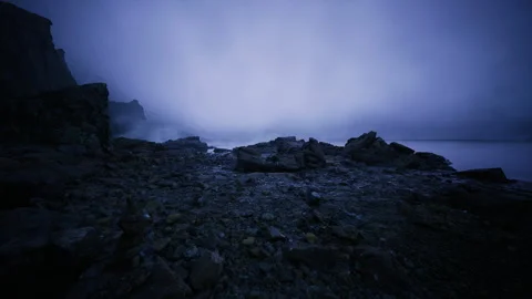 Violent ocean shore under threatening skies and roaring surf Vidéo 342424586