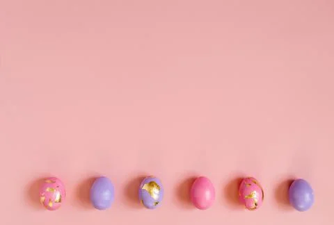 Violet and pink Easter eggs on the pink background, copy space. Foto stock