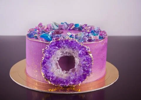Violet cake with isomalt amethyst ring - trendy decor for cake and marmalade  Stock Photos