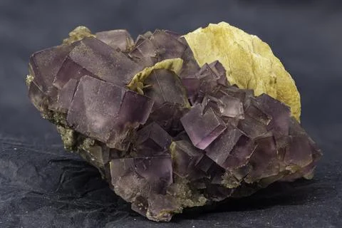 Violet fluorite, macro detail, texture background. semi-precious gemstone Foto stock