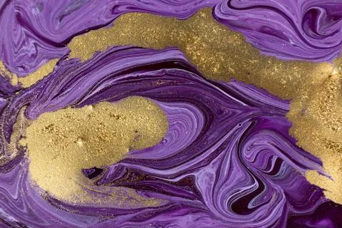 Violet mixed paint abstract background. Purple and gold marble pattern. Illustrazione stock
