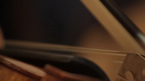Violin bow plays vigorously in close up 스톡 동영상 86531200