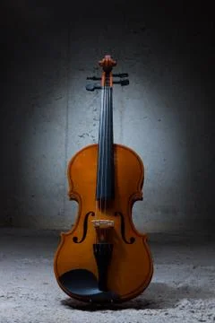 Violin on concrete wall Stock-Fotos