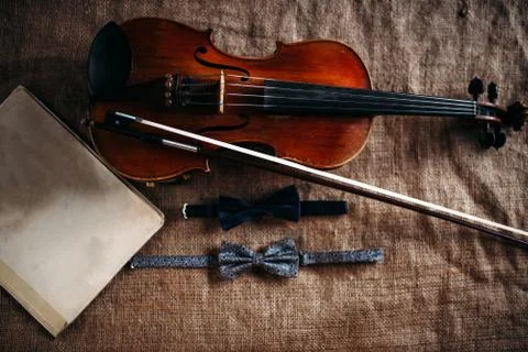 Violin, fiddlestick, notes and bowties closeup Foto stock
