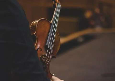 Violin held under arm Foto stock