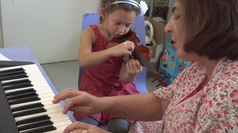 Violin lesson frustration Stockbeeldmateriaal 32377272