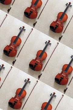 Violin pattern on grey background. Minimalistic concept music instrument. 스톡 사진