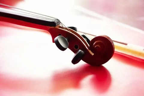 Violin pegbox and scroll put on background,blurry light around Foto stock