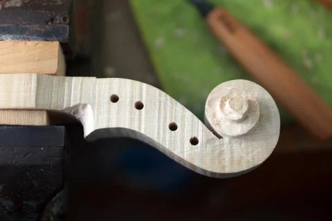 Violin scroll in the manufacturing process Foto stock
