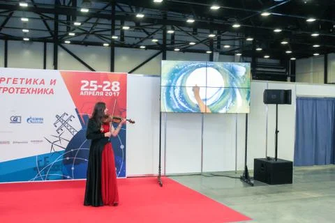 Violinist at the big screen. Foto stock