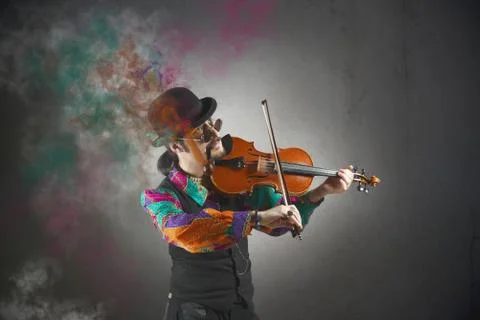 Violinist with pipe Foto stock