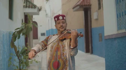Violoniste dans la rue Vidéo 153684857