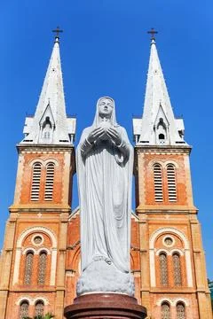 Virgin Mary statue standing in front of Notre Dame Cathedral Basilica of Sa.. Stock Photos