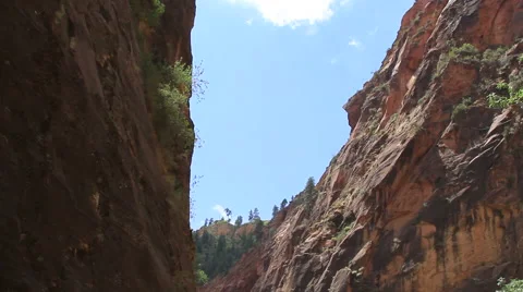 Virgin River Canyon tilt down to tourists crossing river Vidéo 40797278