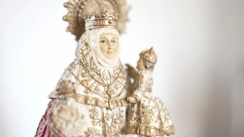 VIRGIN STATUE WITH CHILD WHITE BACKGROUND Vidéo 300055165