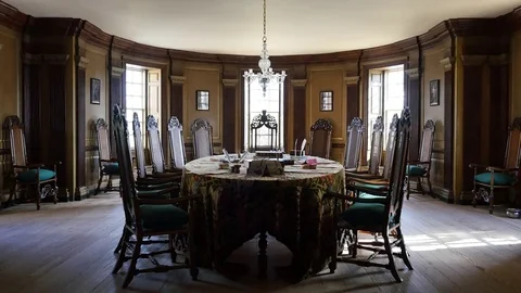 Virginia Colonial Williamsburg table with high backed chairs 스톡 동영상 80332869