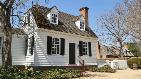 Virginia Colonial Williamsburg white frame house 스톡 동영상 80332867