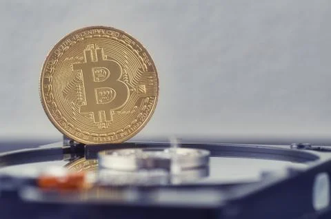 Virtual Cryptocurrency and Blockchain Technology concept, golden bitcoin on d Foto stock
