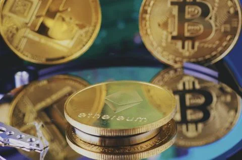 Virtual Cryptocurrency and Blockchain Technology concept, golden bitcoin on d Foto stock