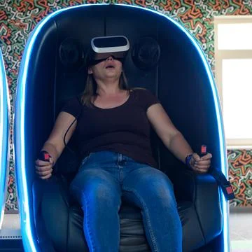 Virtual reality attraction, virtual glasses and entertainment in playrooms fo 库存照片
