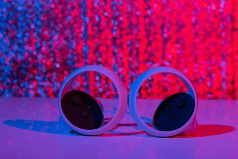 Virtual reality controllers for online and cloud gaming in neon light. Foto stock