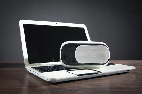 Virtual reality glasses with a laptop computer on the table. Foto stock